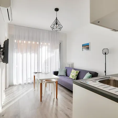 Le Petit Fleury - Balcony, Calm In * 戛纳