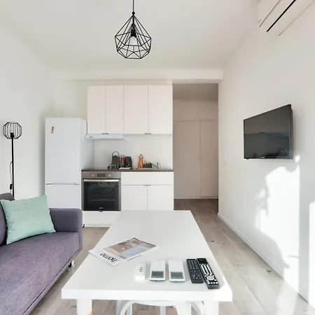 Le Petit Fleury - Balcony, Calm In * 戛纳